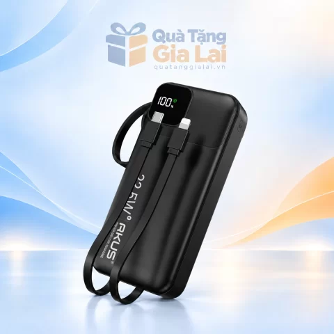 Sạc dự phòng AKUS A20 Pro đen với hai dây tích hợp trên nền Gia Lai