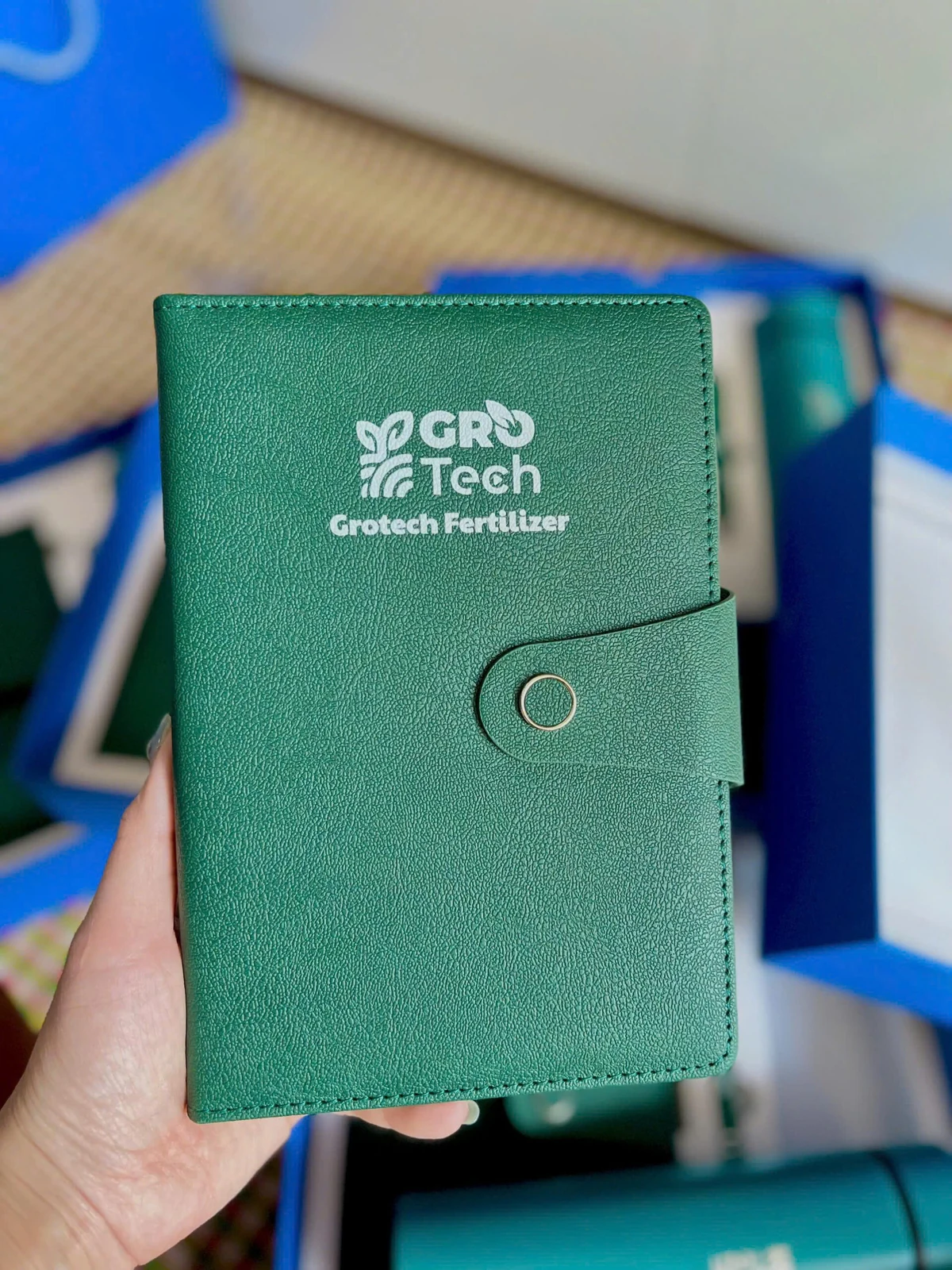 Cận cảnh sổ xanh lá, quai cài tròn và logo GRO Tech