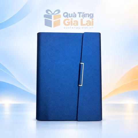 Sổ còng SC01 bìa PU xanh đồng màu với nẹp chéo trên nền Gia Lai