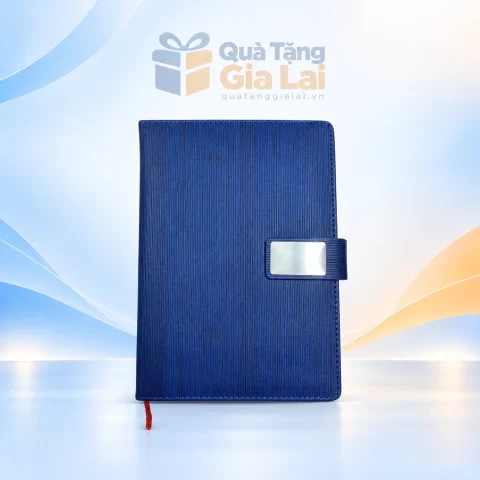 Sổ dán A5 bìa PU xanh tai nam châm kim loại trên nền Quà Tặng Gia Lai