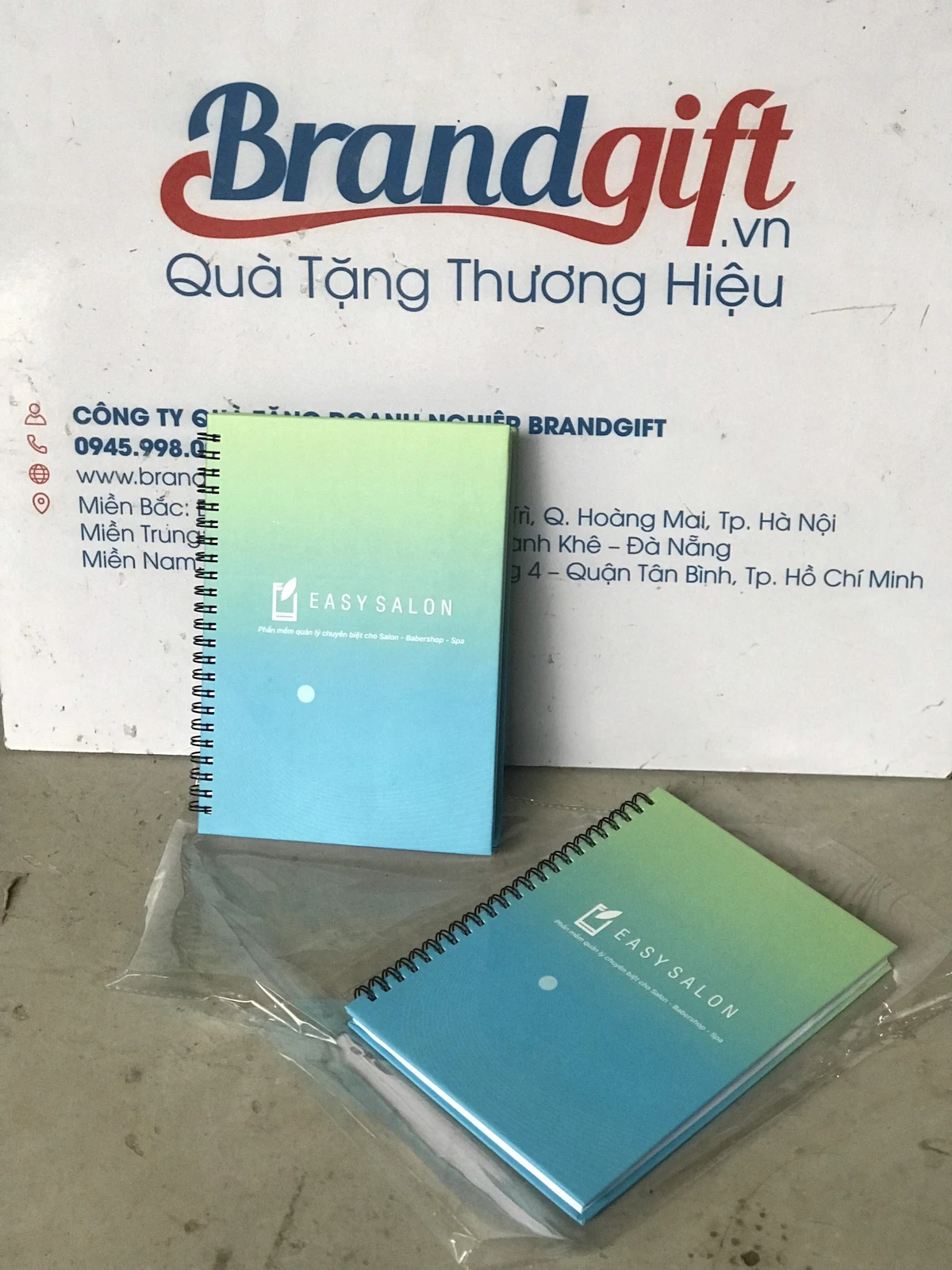 Sổ bìa xanh lò xo đen với bản in EASYSALON