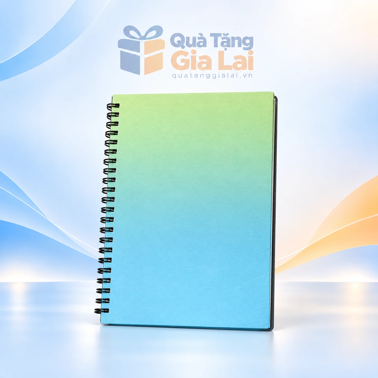 Sổ lò xo bìa carton 2 mm với nền bìa xanh chuyển sắc trên nền Gia Lai