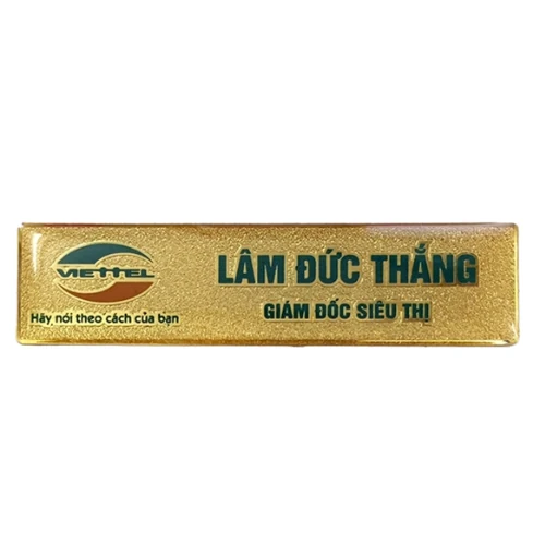 Mẫu thẻ tên nền vàng sần với logo bên trái, tên và chức danh bên phải