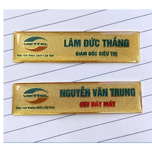 Hai thẻ tên cùng dáng chữ nhật ngang, khác nội dung tên và chức danh