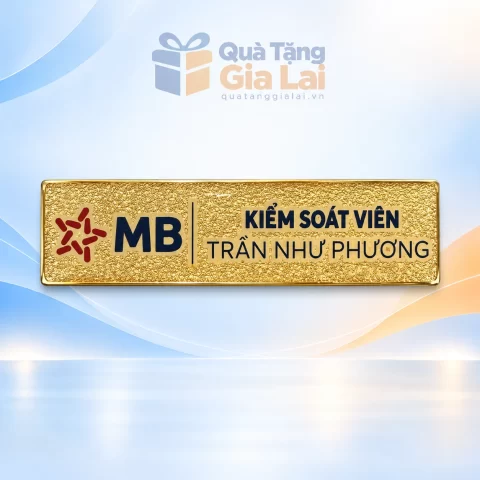 Thẻ tên nền vàng sần, logo bên trái và hai dòng thông tin bên phải
