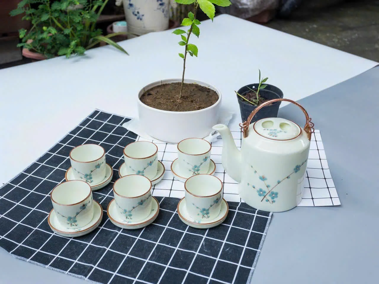 Một lựa chọn họa tiết hoa xanh trên cùng dáng tích quai đồng.