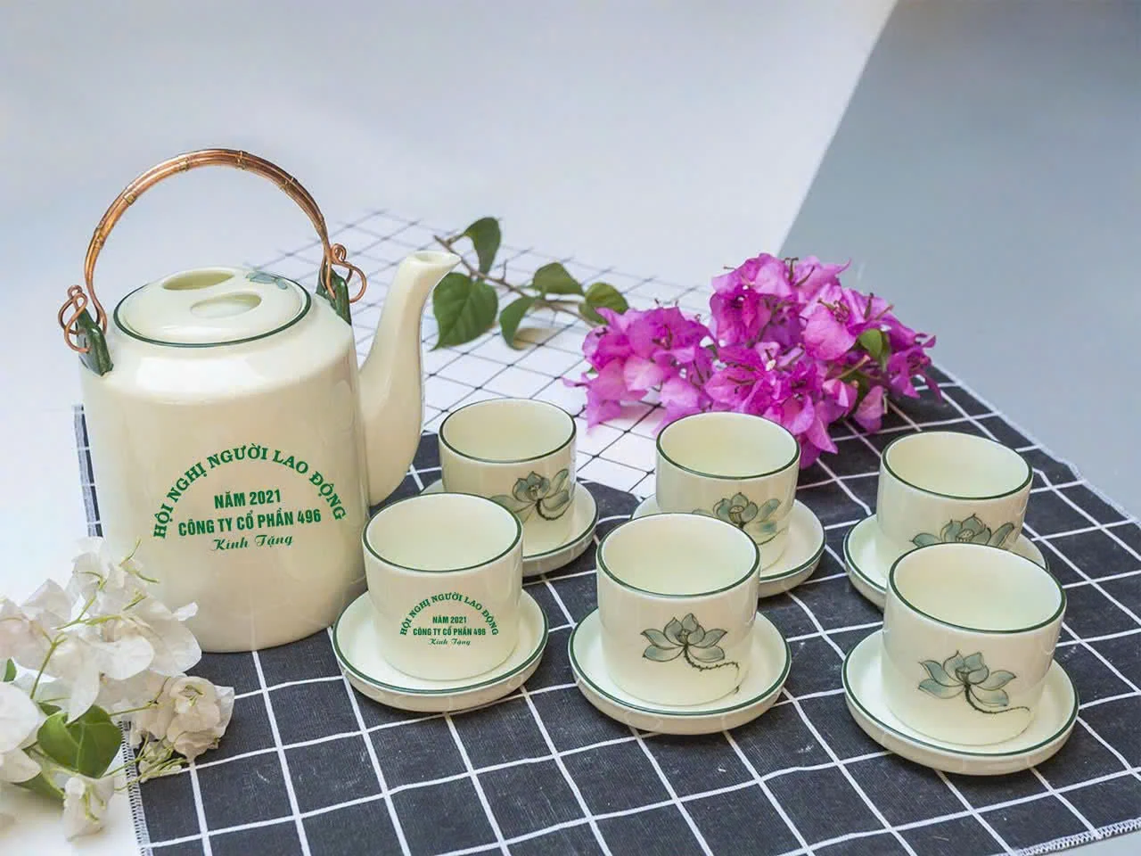 Họa tiết sen xanh với bố cục chữ tặng trên ấm và cốc.