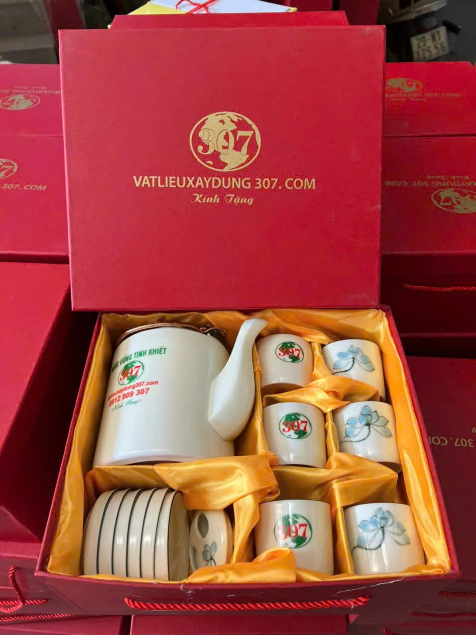 Ảnh hộp thật của bộ hoa xanh có in logo; cấu hình hộp được trao đổi riêng khi đặt.