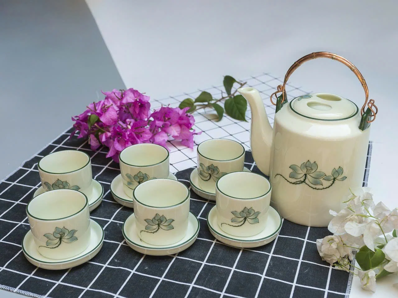 Góc nhìn bộ tích họa tiết sen xanh.