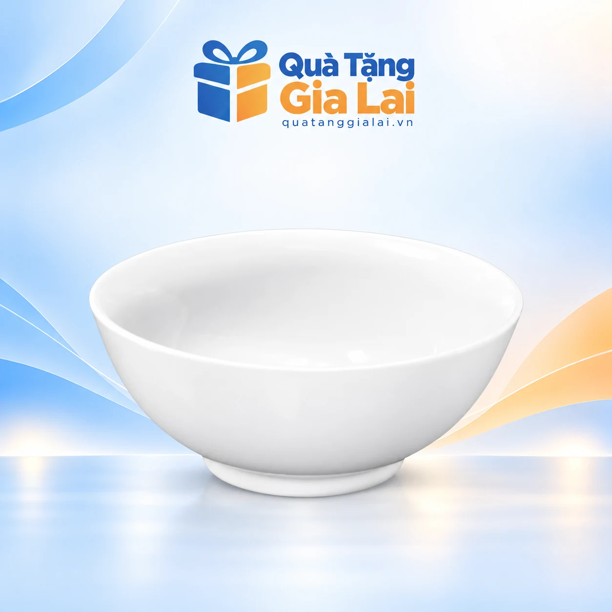 Tô sứ MC-T07 men trắng, thân tròn và chân đế thấp trên nền Quà Tặng Gia Lai