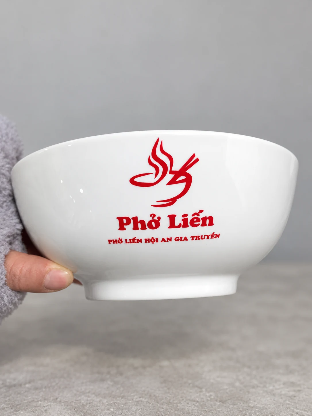 Mẫu bố trí biểu tượng và tên quán màu đỏ trên mặt ngoài tô trắng