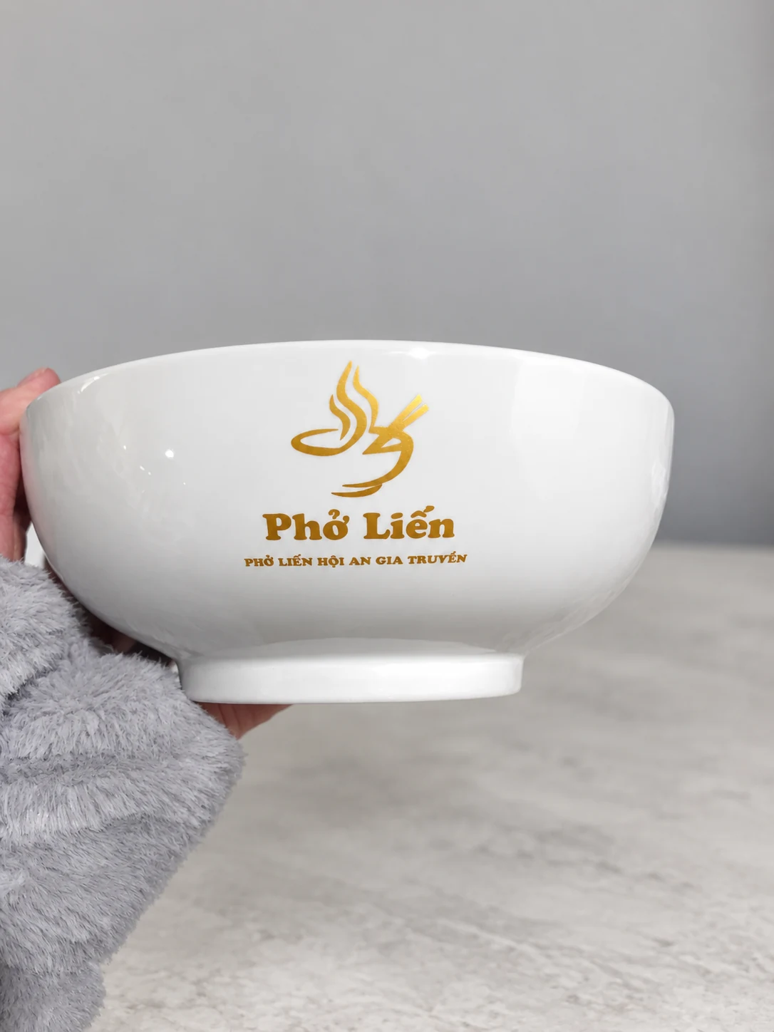 Mẫu bố trí tên quán màu vàng trên thân tô men trắng