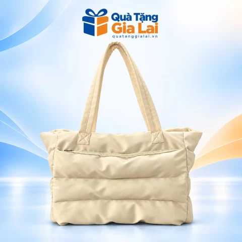 Túi vải dù chần bông màu kem hai quai dài trên nền Quà Tặng Gia Lai