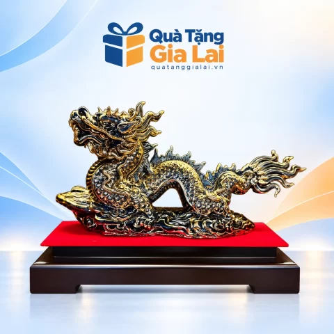 Tượng rồng men sẫm vẽ vàng trên tấm lót đỏ và kệ sơn mài