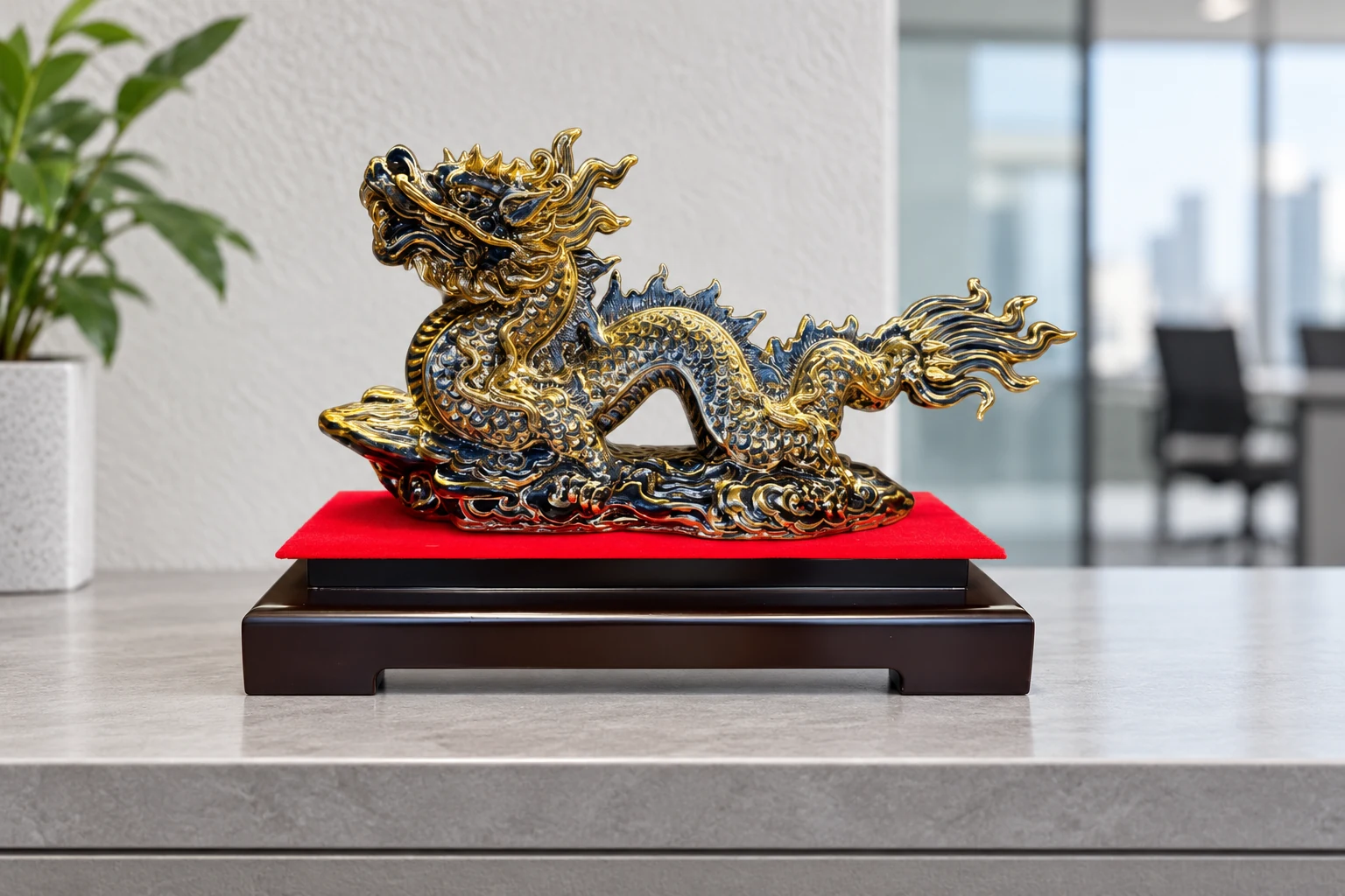 Tượng rồng vẽ vàng đặt trên kệ phòng họp
