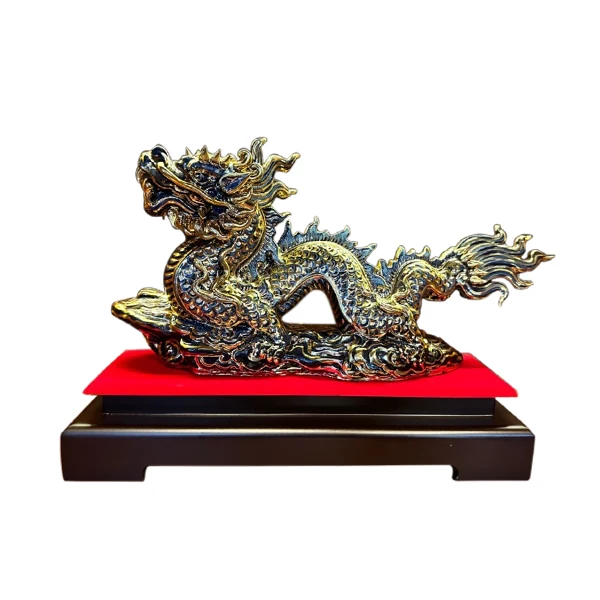 Tượng rồng vẽ vàng với kệ màu sẫm